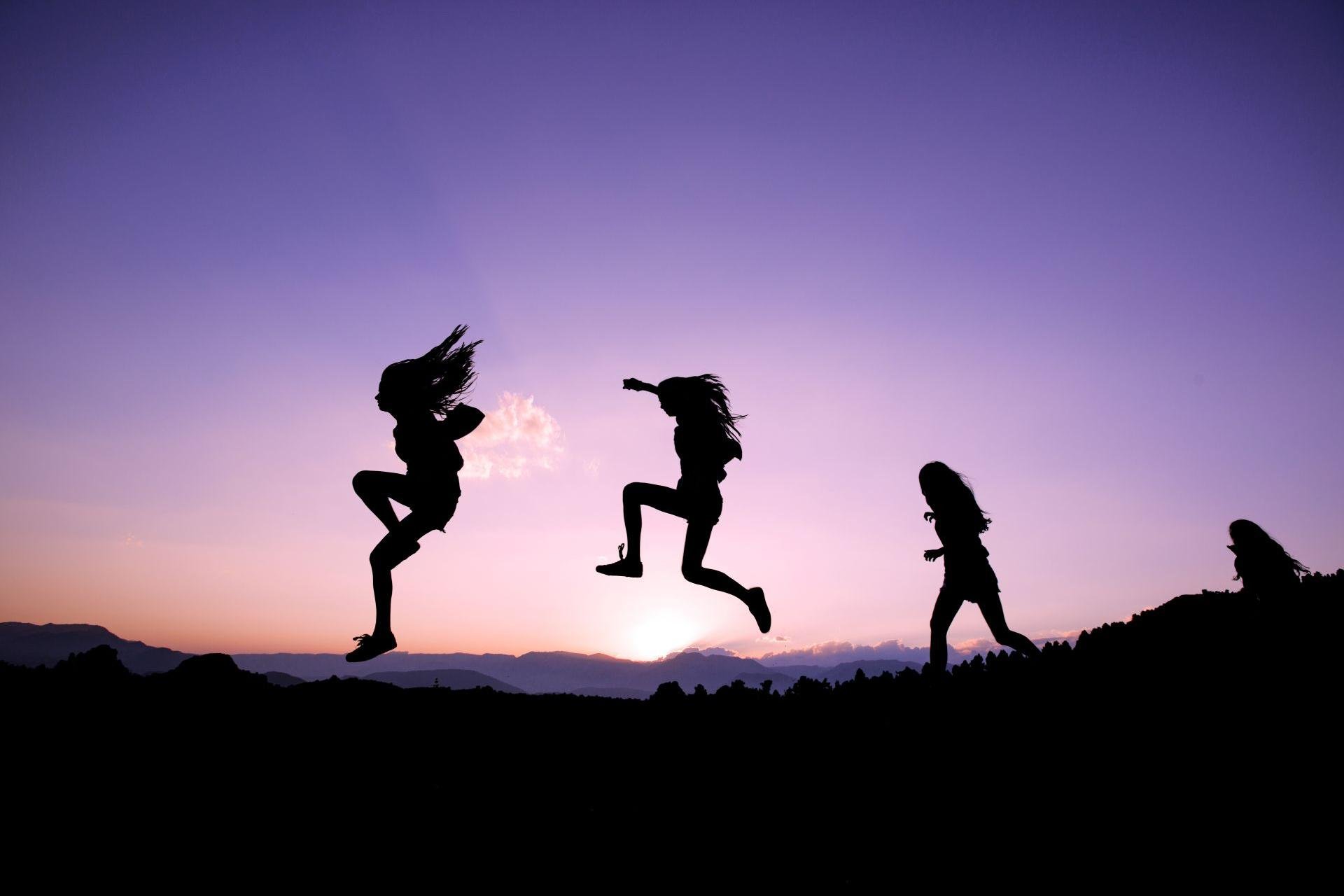 Springende kinderen met zonsondergang